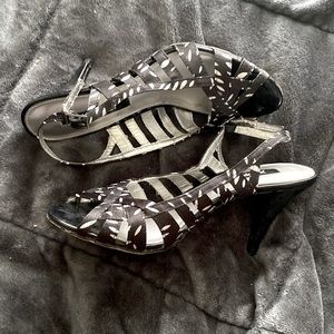 White dots on black small heels